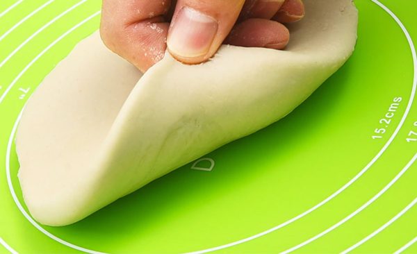 Large Silicone Baking Mat with Measurements – Non-Stick Heat Resistant Rolling Mat for Dough, Roti, Pastry & Cookie Sheet Liner (Random Color)